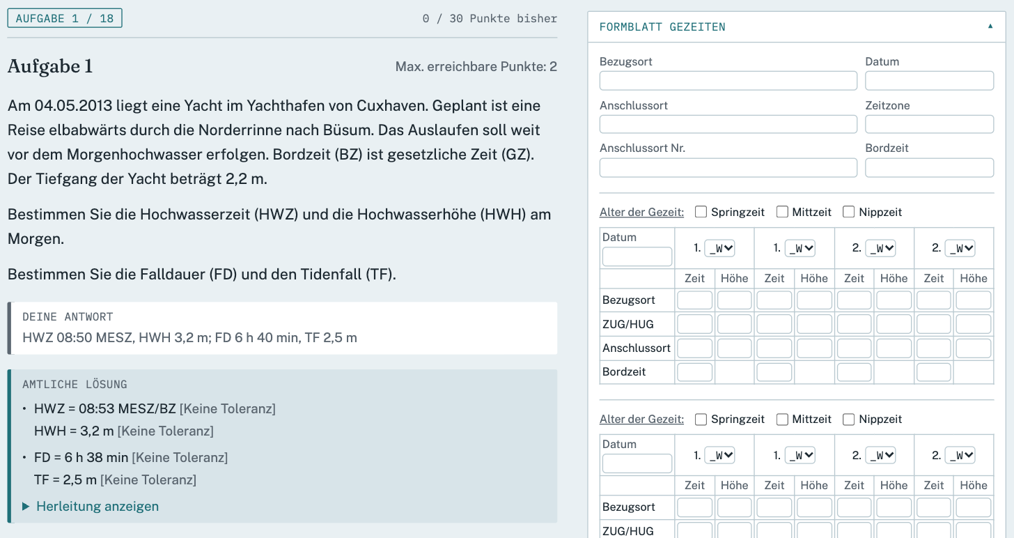 Screenshot: Kartenaufgabe 1, Aufgabe 1 von 18 – der Aufgabentext zu Hochwasser, Falldauer und Tidenfall in Cuxhaven, darunter die eigene Antwort und die amtliche Lösung mit „Herleitung anzeigen“, daneben das Formblatt Gezeiten zum Ausfüllen.
