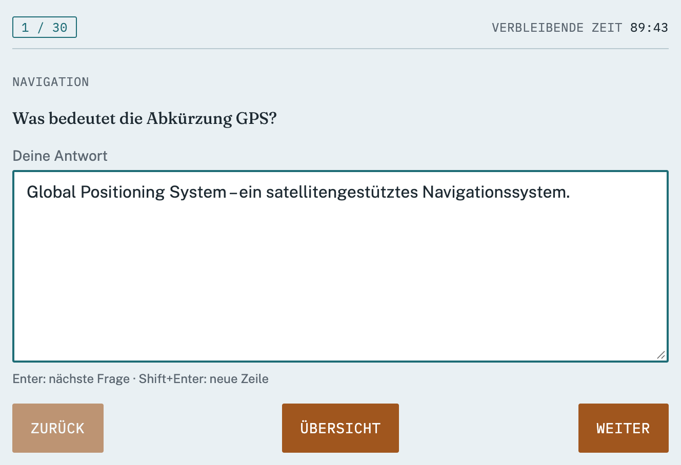 Screenshot: Frage der Probeprüfung „Was bedeutet die Abkürzung GPS?“ mit ausgefülltem Antwortfeld, Fortschrittsanzeige „1 / 30“, verbleibender Zeit und den Schaltflächen Zurück, Übersicht und Weiter.
